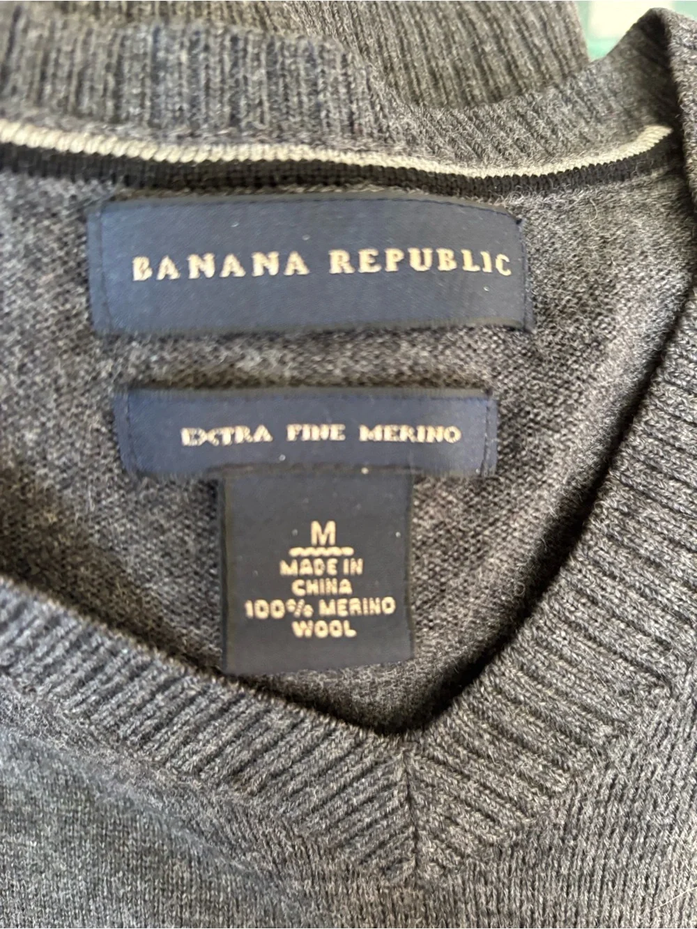 Banana Republic Charcoal V-Neck Merino Wool Classic Lightweight Sweater Size M